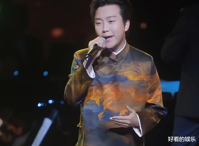 李玉刚|44岁李玉刚坐轮椅上节目，爬楼梯迈不开腿需搀扶，弓腰缩脖引担忧