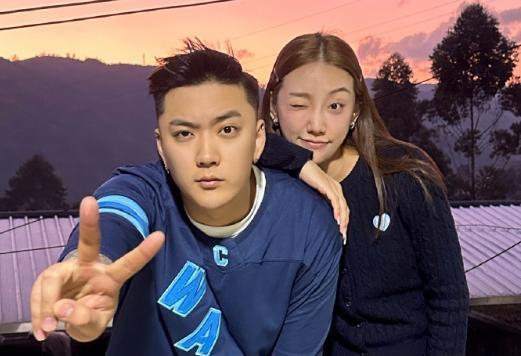 崔晋|崔晋晒与李勒优亲密合照,手的位置引争议,网友:没分寸!