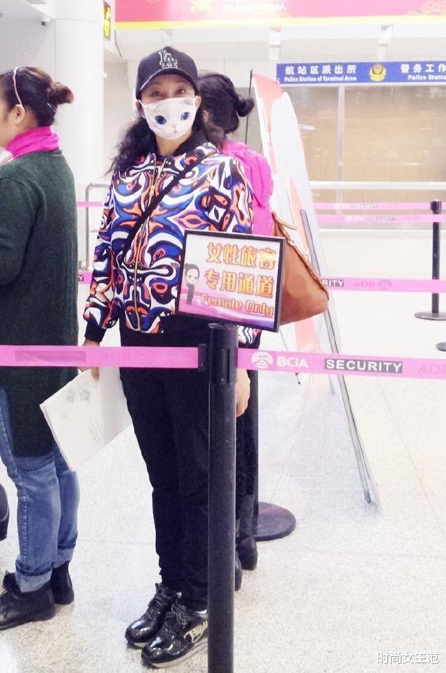 刘晓庆|刘晓庆做核酸被偷拍！穿居家服还素颜不装了，自然状态挺好看的！