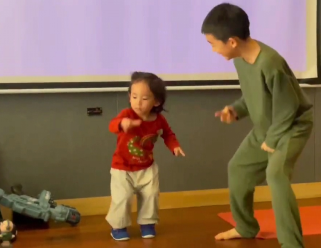 应采儿|应采儿分享宅家生活，变身发型师为儿子剪发，Jasper越长越帅