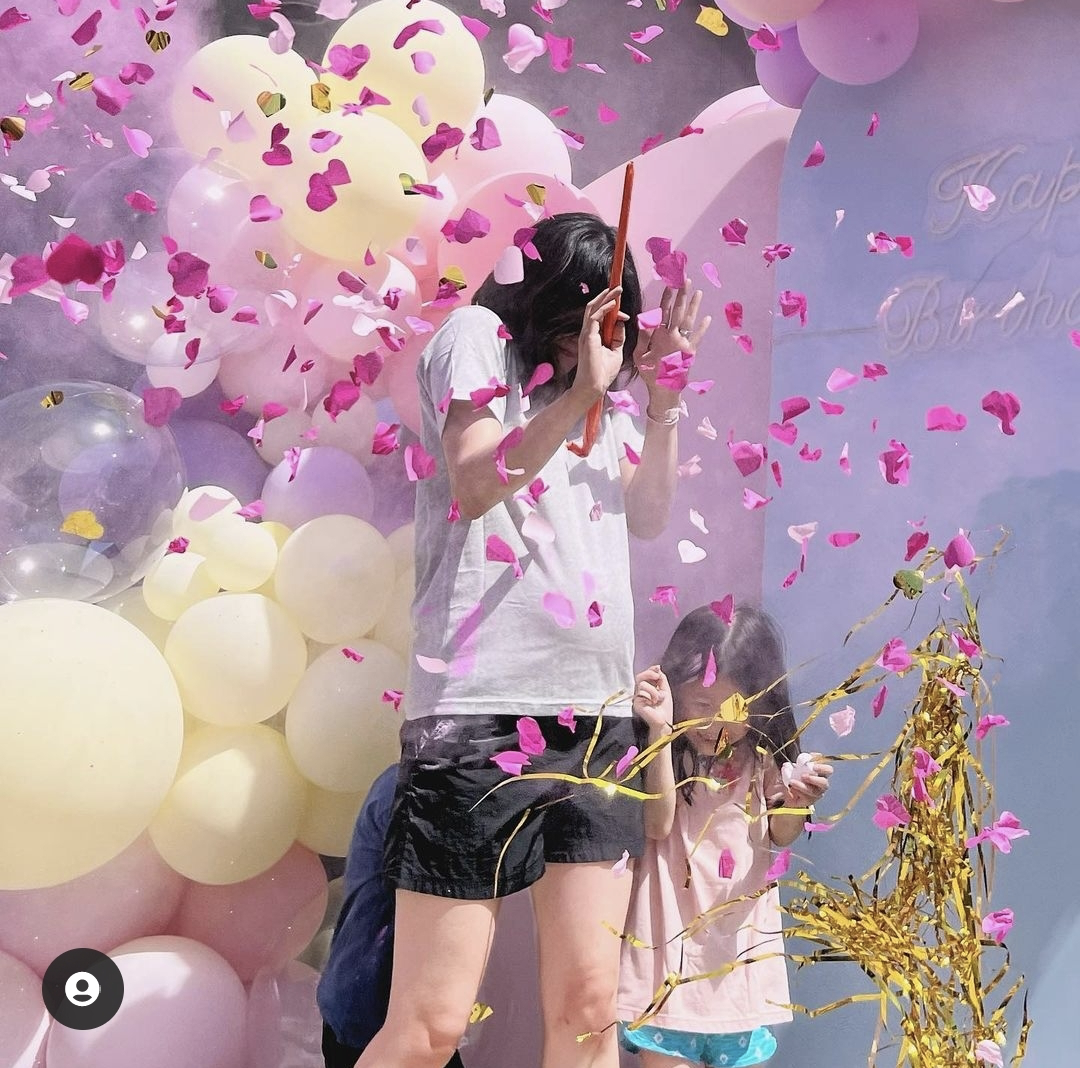 钟嘉欣|钟嘉欣官宣腹中三胎性别是女儿,晒全家福和丈夫越来越有夫妻相