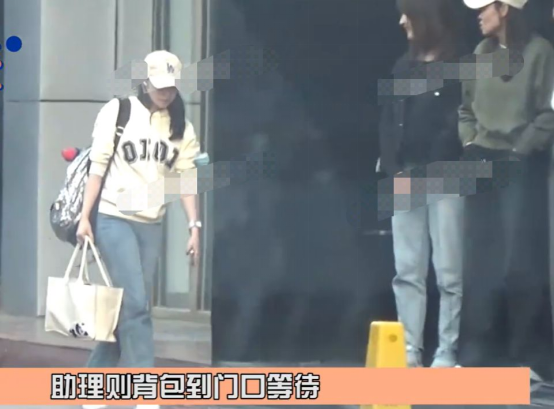 张艺谋|72岁张艺谋上班排场大，开百万豪车出行，员工站一排等门口迎接