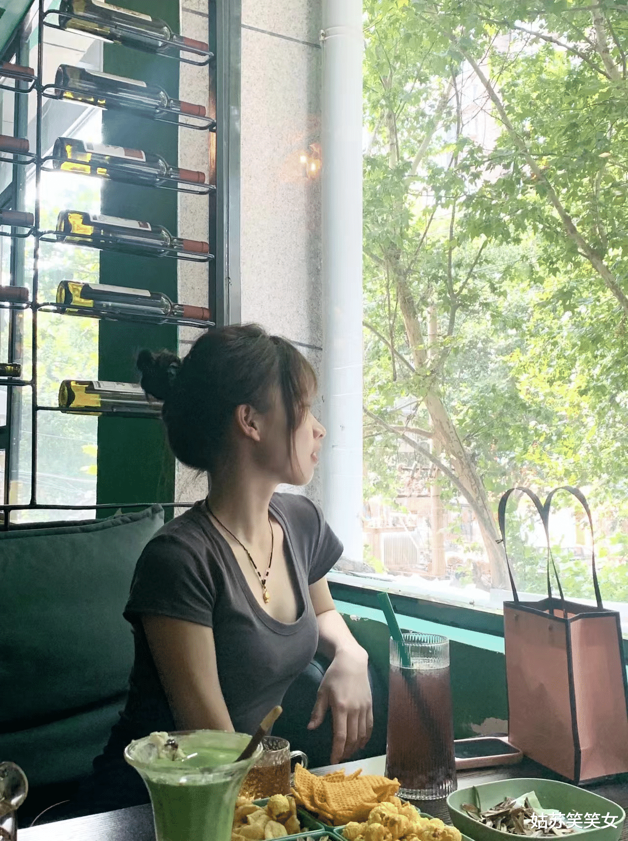 泰式按摩|大学女生和同学结伴去泰国旅游,男网友带我们体验泰式按摩