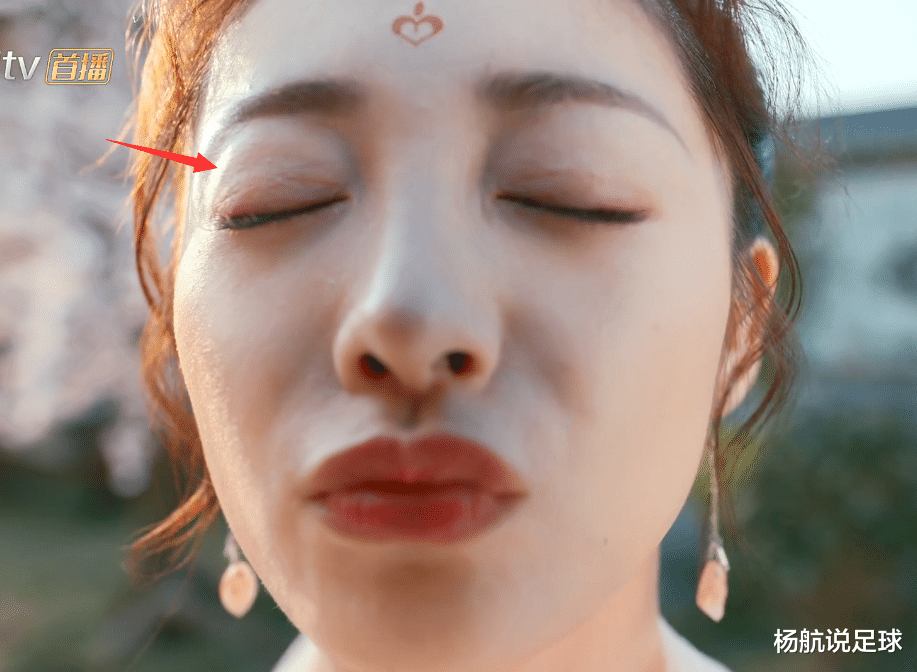 杨紫|杨紫凹坑的下巴，王一博折断的鼻梁，整容脸在镜头下真是无处遁形