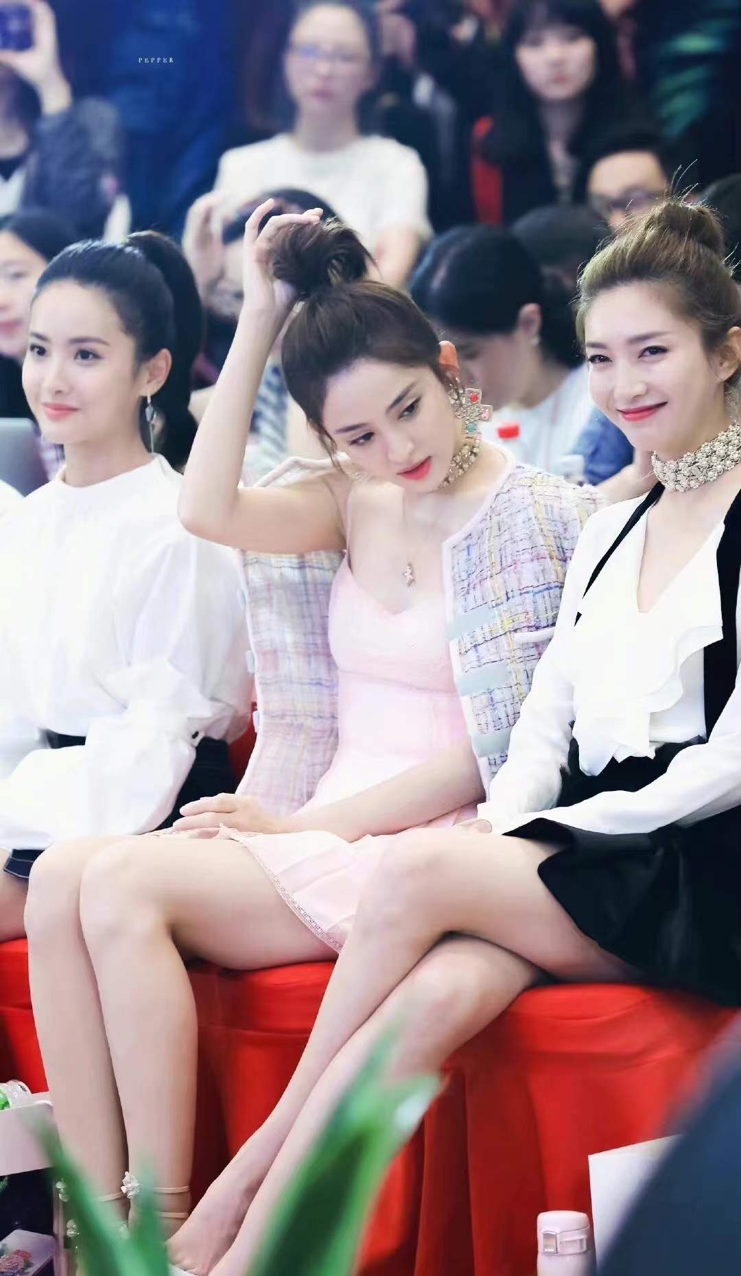 古力娜扎|娜扎不愧“合影天花板”,肤白貌美扎堆女星太吸睛,赢得轻轻松松