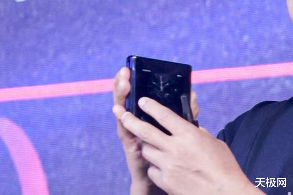 摩托罗拉|moto Razr 2022真机曝光:取消凸起下巴,有望近期推出