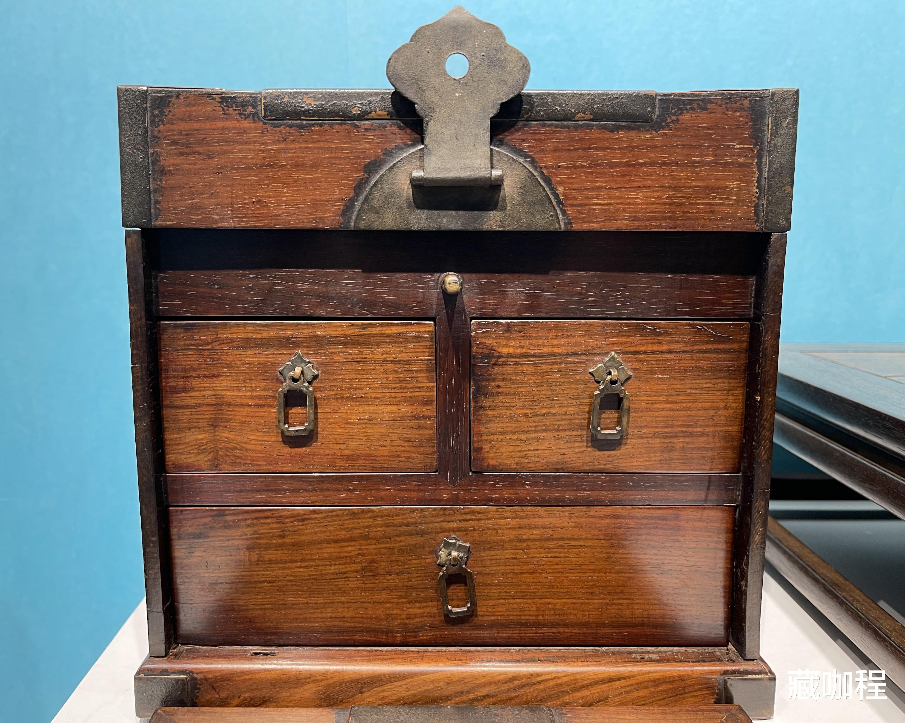 |插门背后三具抽屉,黄花梨方官皮箱9.2万成交