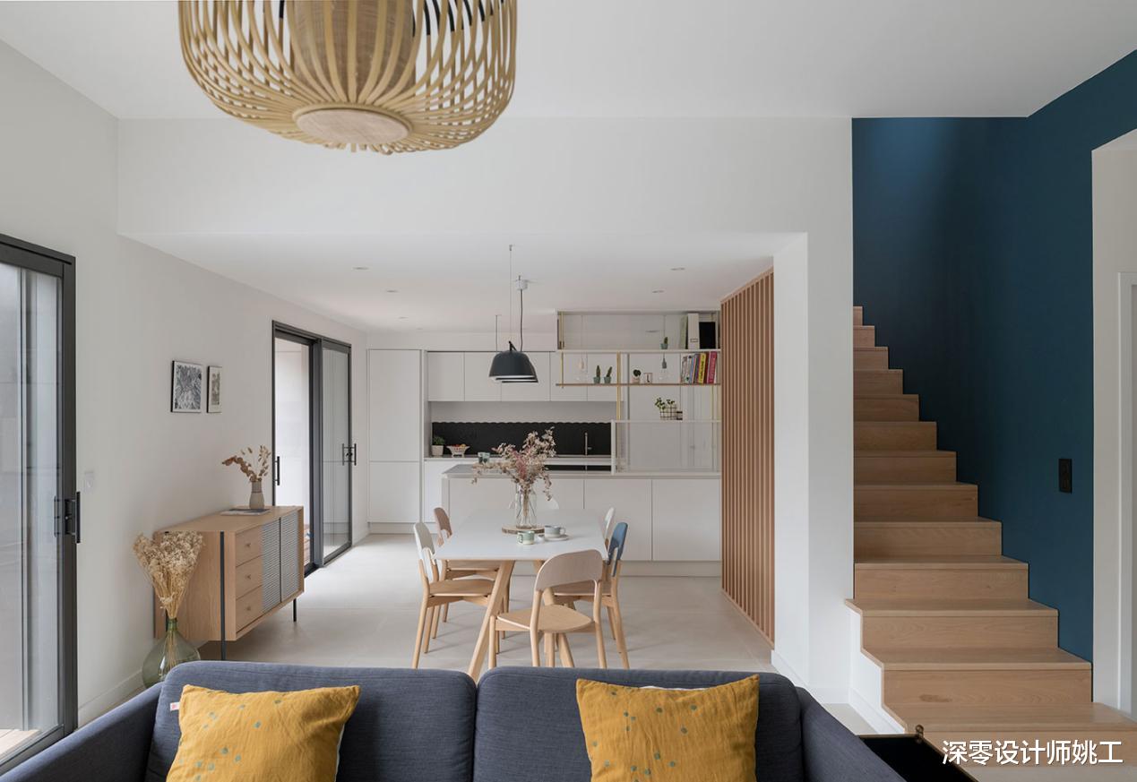 这个178㎡复式教科书式装修，原木和蓝色也很搭，户外还有个游泳池