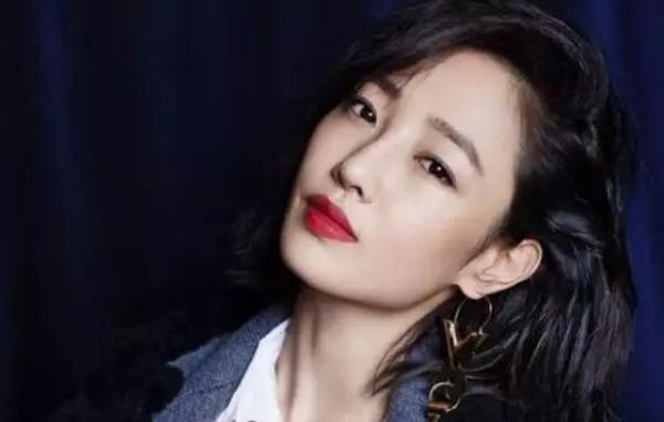 白百何|白百何与佟大为聚餐,当众抱男友秀恩爱,网友:脖子肉多像猪大肠