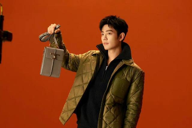 肖战|《芒果台》发肖战“练剑”路透,和女主一红一白很飒,粉丝等不及