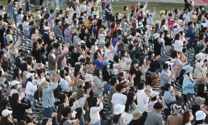 首尔|时隔两年的\群唱盛宴\再次在首尔露天演出