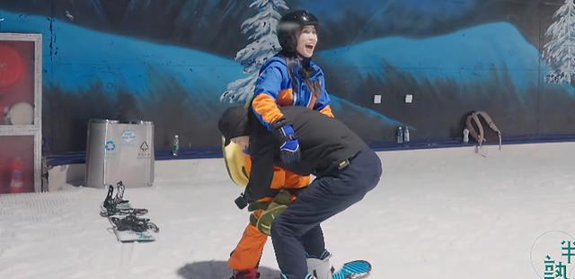 王能能|《半熟恋人》王能能有戏，罗拉主动释放积极信号，手捧鲜花剧透了