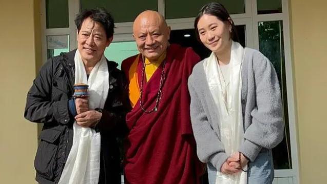 李连杰|李连杰又去拜佛，61岁利智和2个女儿陪同，他为什么如此热衷佛学