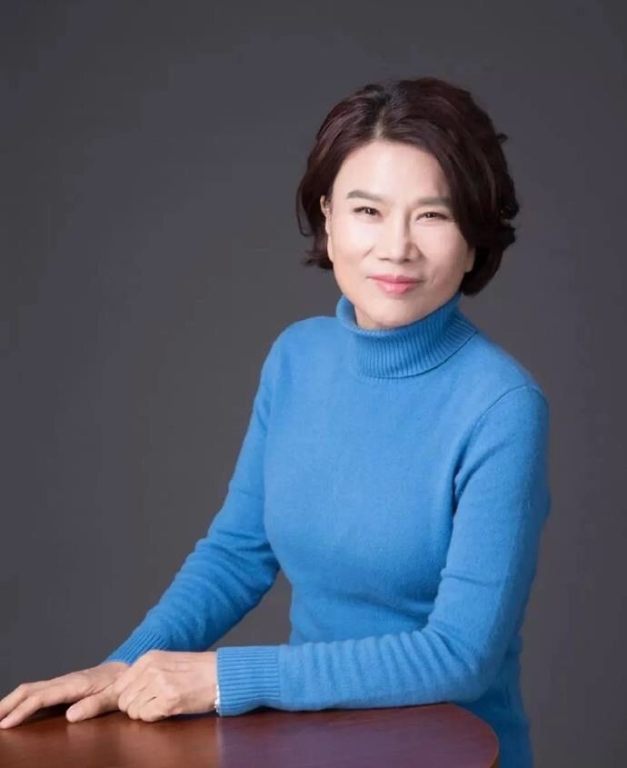 穿衣搭配 看到68岁董明珠的打扮,我悟了:穿衣素雅,不化浓妆,越老越耐看