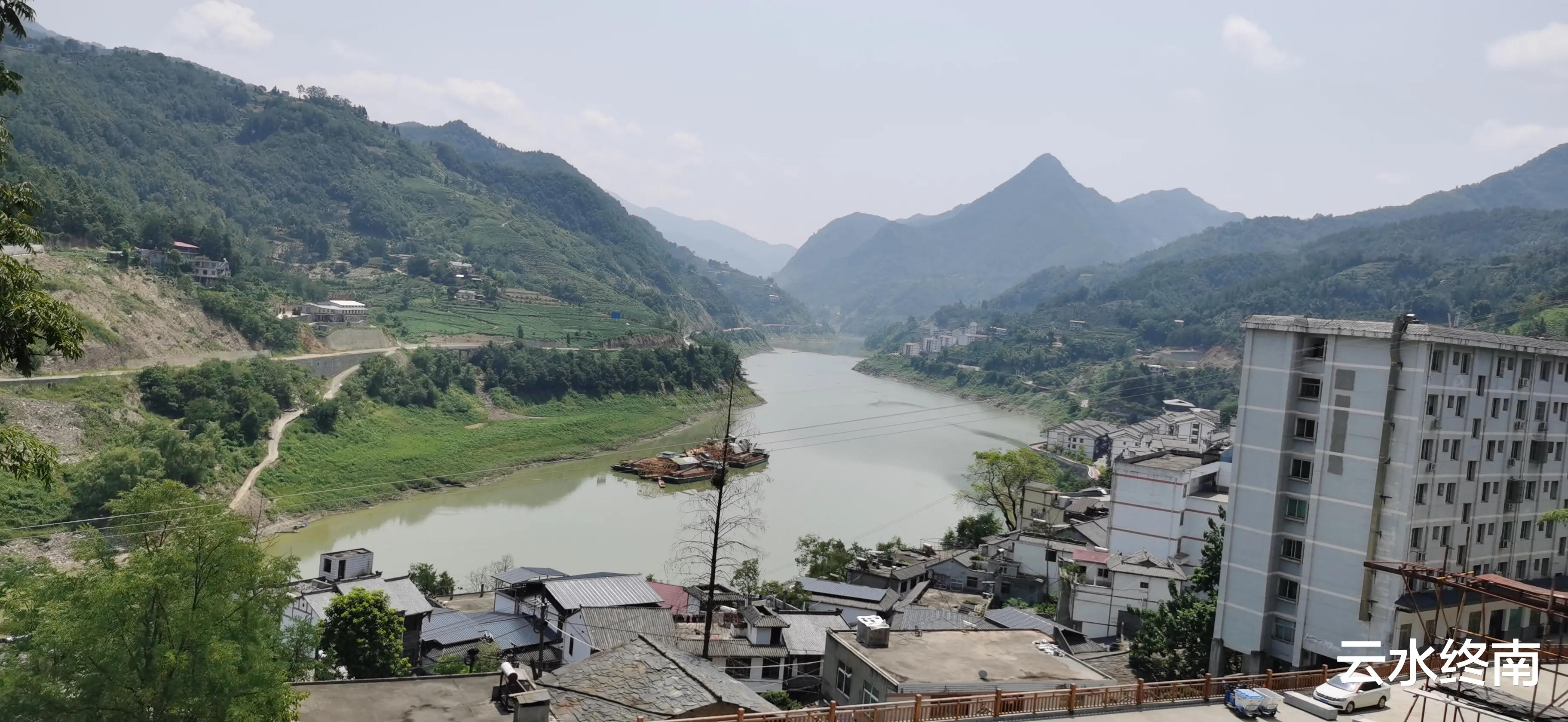 |在汉江边坐2元钱的渡船,两个小姑娘给我们付费,还请我们到茶山