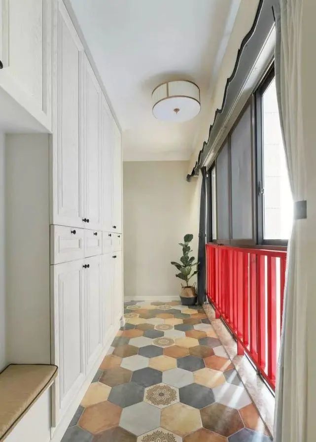 太神了!在阳台上这样贴瓷砖,面积立马扩大!