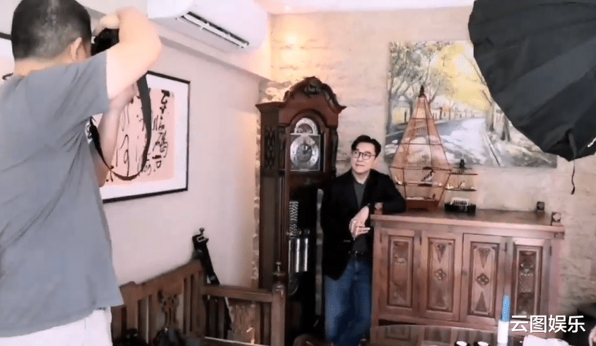 东方风云榜|54岁郭亮移民新加坡，与妻儿住豪宅有保姆服侍，种花养鸟生活惬意