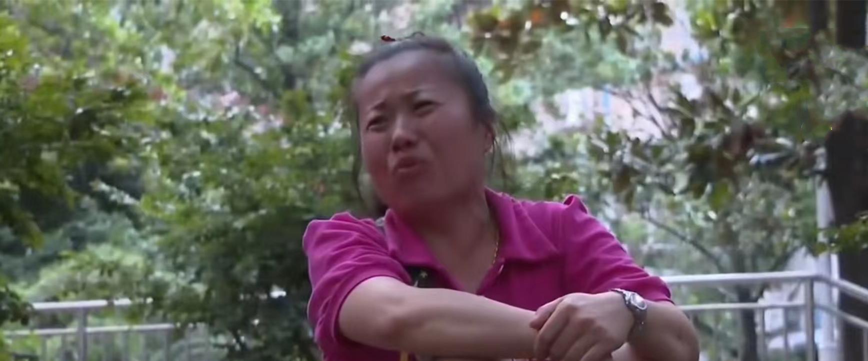 六旬母亲网恋年轻男子,两年间被骗30万仍不醒悟,女儿崩溃下跪