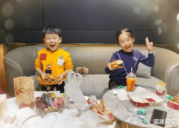 杨鸣|杨鸣带娃被整绝望了！辅导作业气得要打人，其儿子还扮鬼脸搞怪！