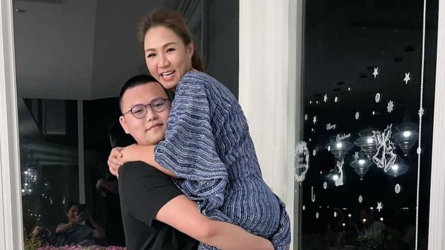 黎瑞恩|黎瑞恩罕晒母子合影！被17岁儿子抱起显娇小，爱子身材壮实像爸爸