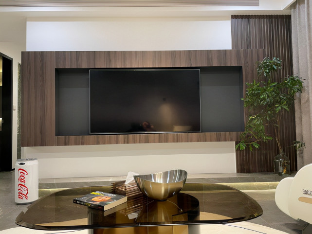 115平现代简约风,灰色影视墙是格栅和木饰面的结合