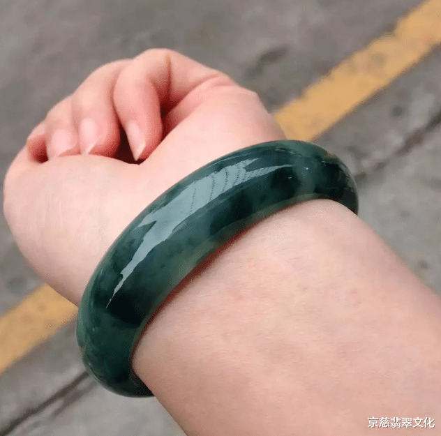 翡翠|闺蜜自信花3200拿下块料子，却不曾想被一片癣“狠狠打脸”，最后却喜笑颜开