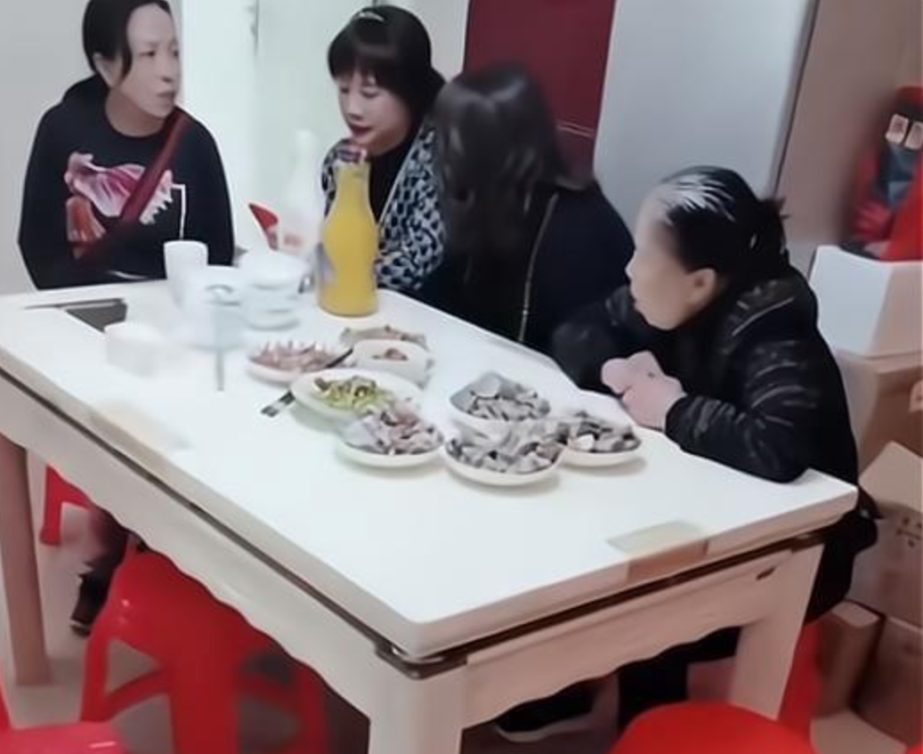 过年回家“新场面”,丈夫下厨妻子聊天,网友点赞:不愧是四川