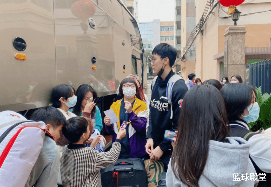皇家马德里|宏远抵住所！众球迷堵门口，全员送球迷，赵睿却逛超市，朱总恩爱