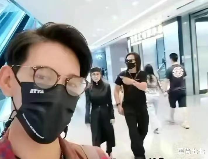 张敏太端着了，携小10岁丈夫逛街打扮隆重像是走红毯，太有距离感