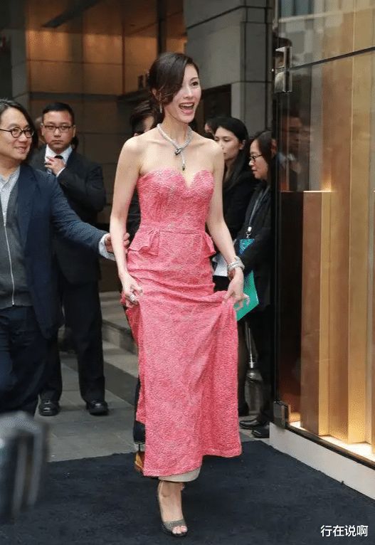 明星|明明是50岁大妈, 却有18岁妙龄少女的身材, 这些女明星都是'逆生长'