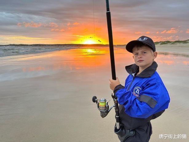 |九岁男孩海钓290余斤鲨鱼,独自与其搏斗两个半小时,最终放生
