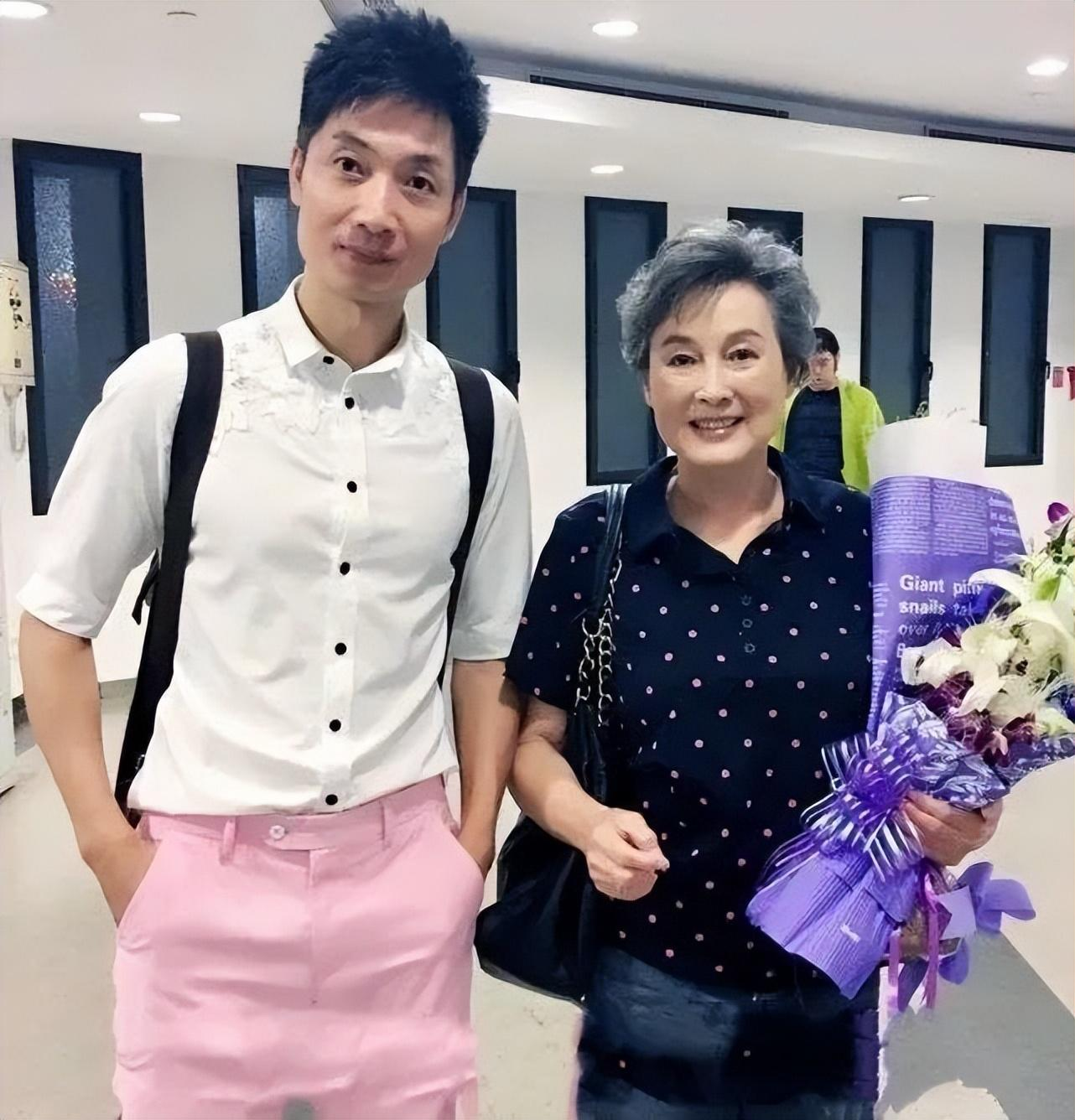 杨紫 看完85岁向梅才发现:优雅气质的秘诀是“披肩”,端庄又迷人