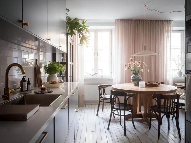 柔软的斯堪的纳维亚之家,柔和色调宁静无边,自然露台疗愈身心