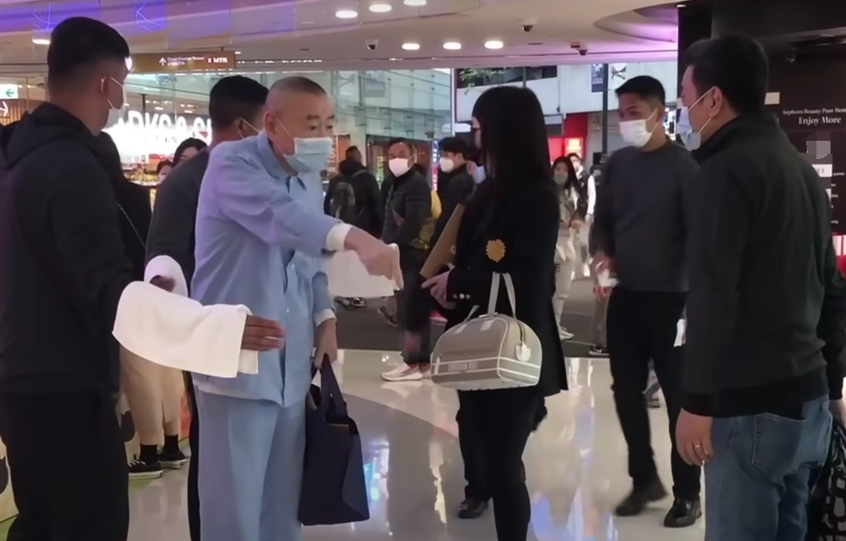 吕丽君|刘銮雄吕丽君分手8年还去逛街，而且失控怒骂路人