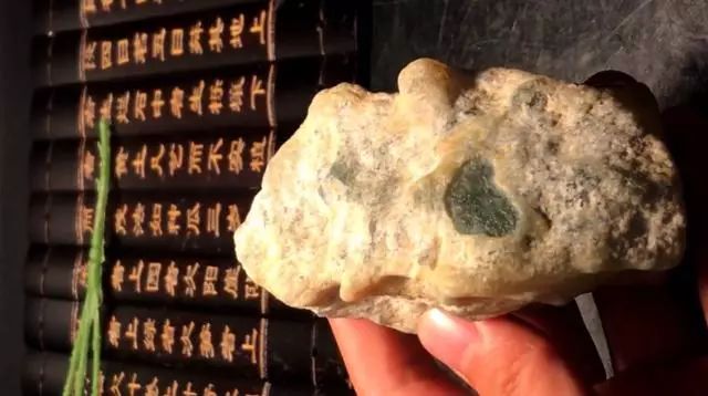 翡翠|夜市秒杀的翡翠小原石，怼出高冰黄加绿，心脏差点跳了出来。