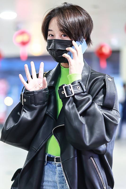 穿衣搭配 蓝盈莹的短发更有辨识度，黑色皮衣配荧光打底衫个性还吸睛，超美