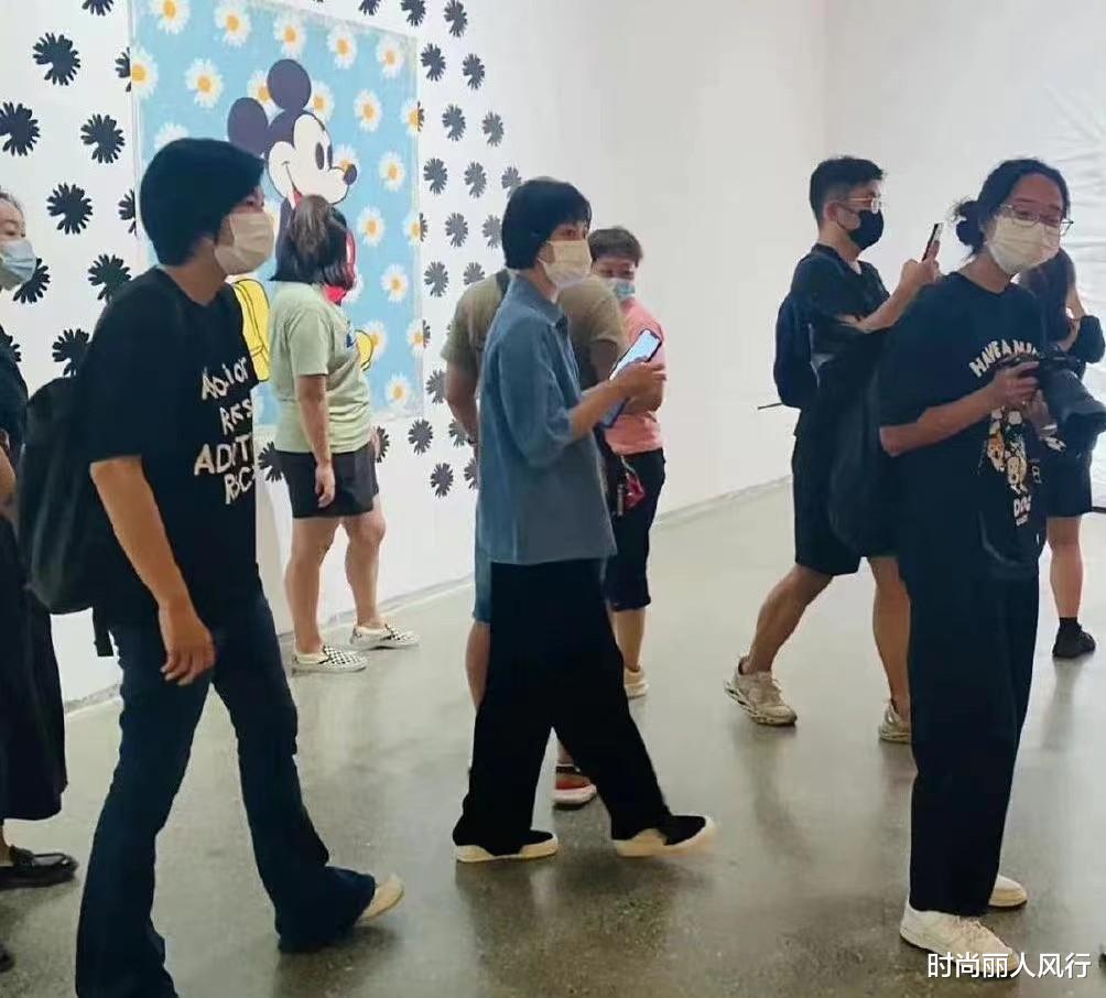 孙俪|孙俪夫妻私下放飞自我！高调亮相看画展，邓超穿凉鞋孙俪大变样