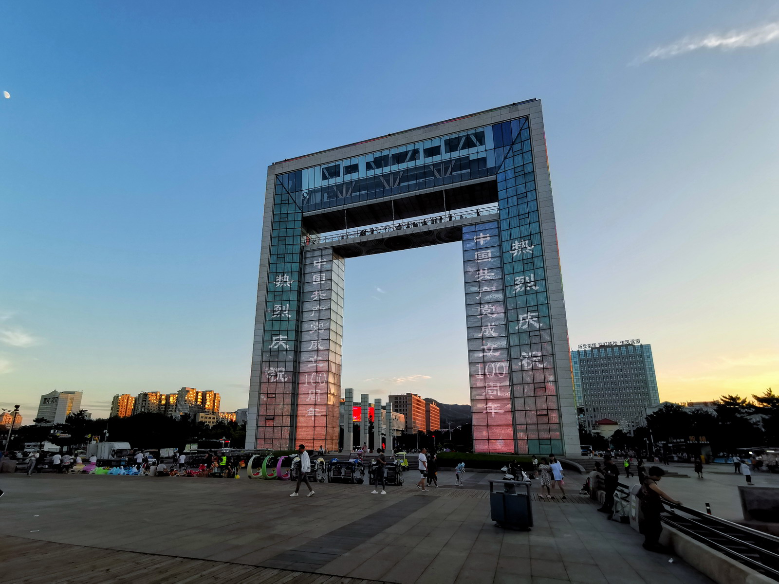 威海|威海幸福门“会当凌绝顶,一览众山小”。