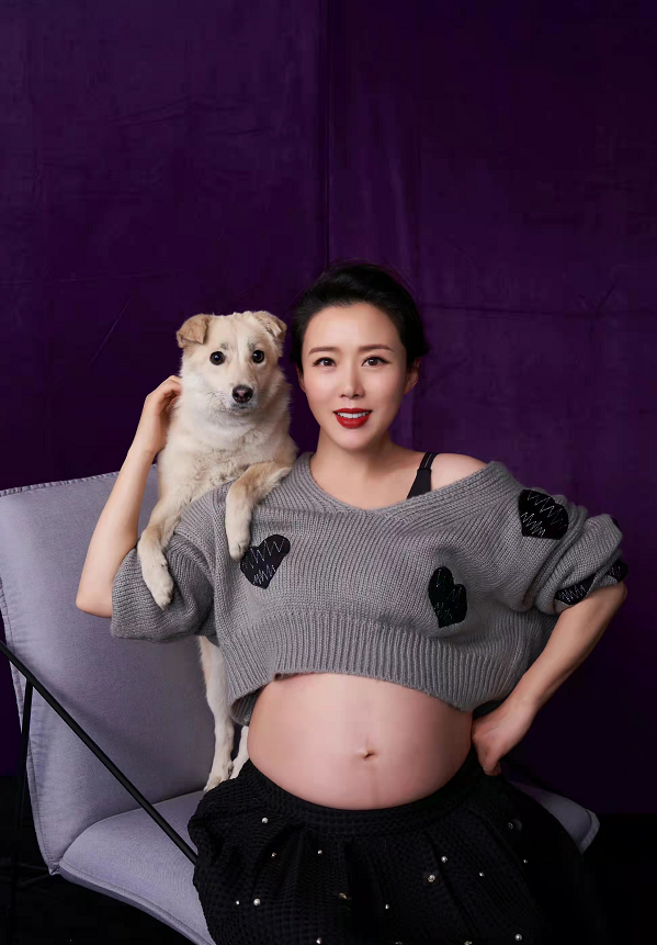 颜丹晨|最美嫦娥颜丹晨官宣当妈!44岁顺产8斤重儿子,怀孕穿深v裙超辣