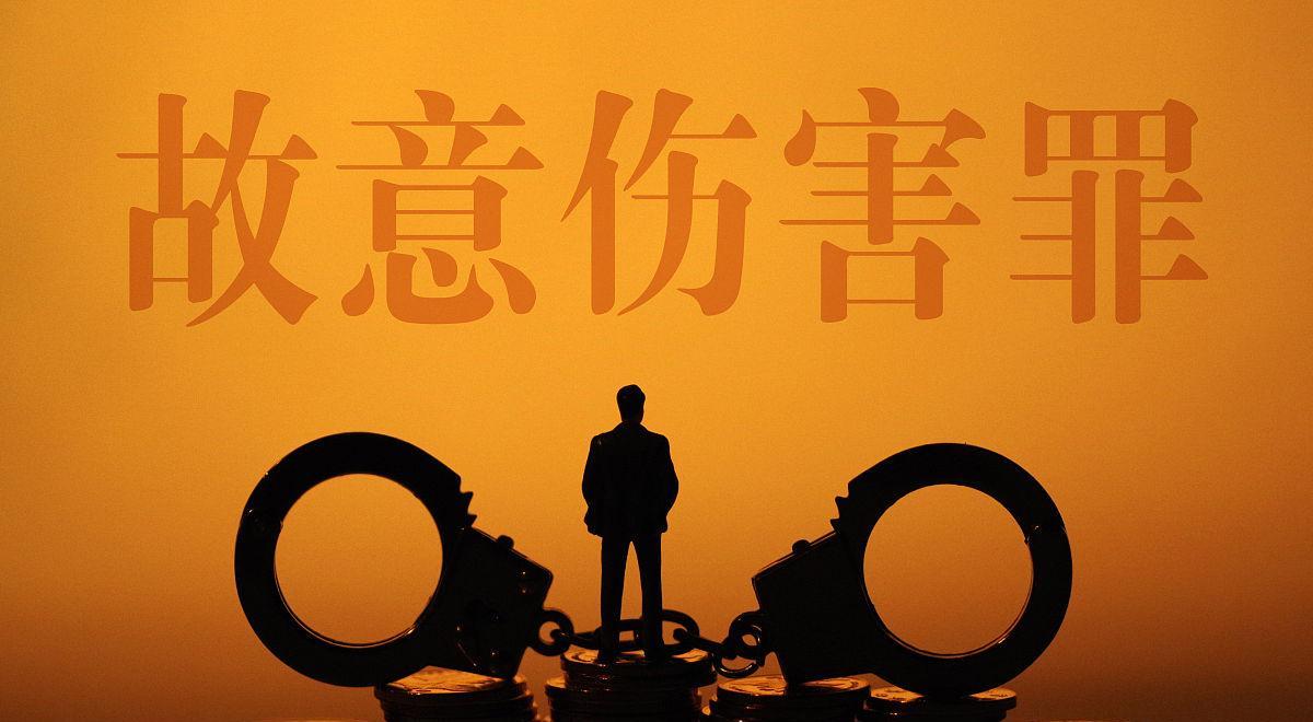 父亲被人殴打,鉴定结果为轻伤一级,对方被取保候审,该怎么办?