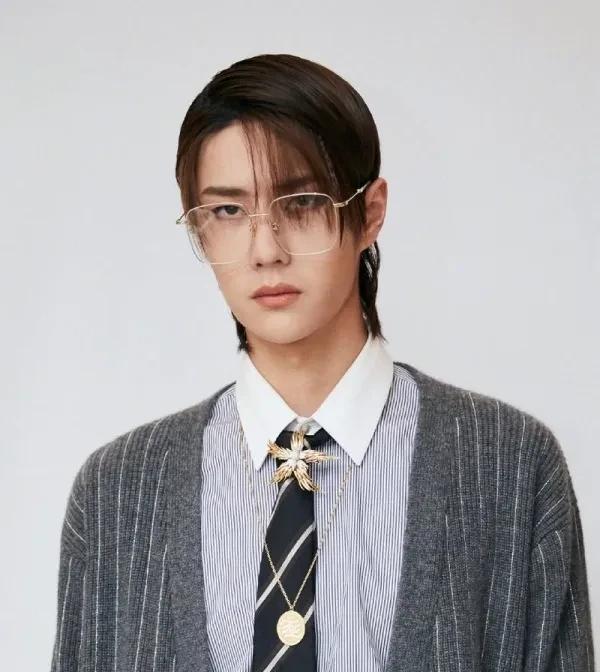 王一博|还在吐槽王一博“干瘦没肉”?掀起衬衣的那一瞬间,被撩到了