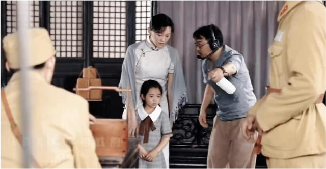 董璇|董璇女儿比甜馨都厉害！演戏哭得梨花带雨太心疼，穿裙装尽显千金范