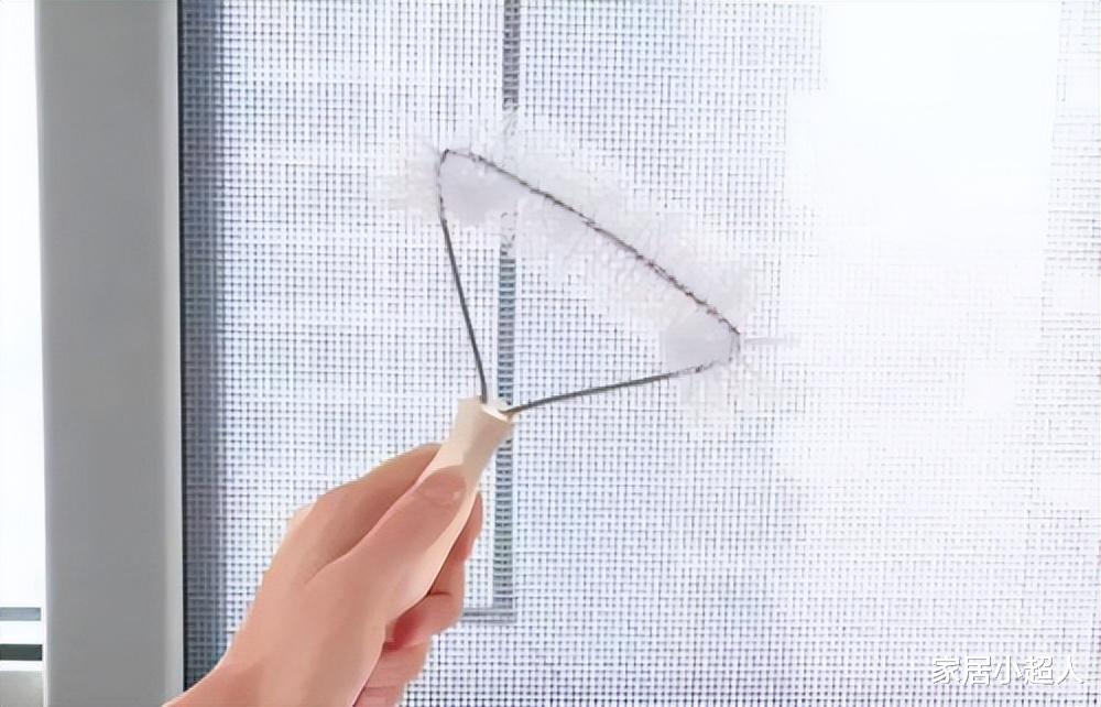 纱窗太脏怎么办?别急着花钱买清洁剂,家里的小口罩就能解决烦恼