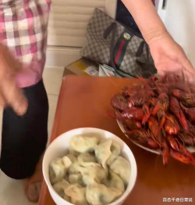 河南:女子和丈夫吵架闹离婚,婆婆端来小龙虾,“吃饱了再战”
