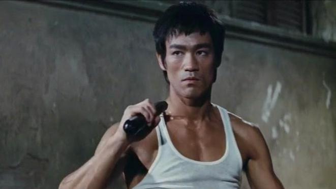 李小龙|李小龙：截拳道就像是练习木人桩，思想不停上前，如河水川流不息