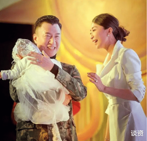 孙红雷|孙红雷妥妥女儿奴啊!带女儿出游全程抱着,老父亲也太宠溺了吧