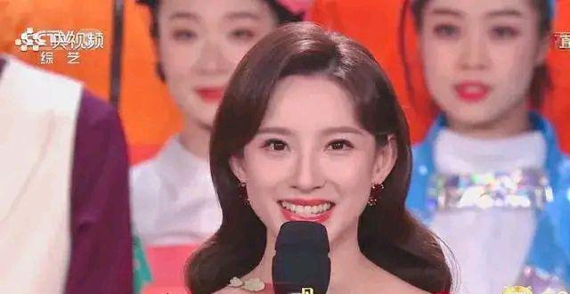 春晚|马凡舒首登春晚时还是大一新生,因太“漂亮”被刷屏,笑容超甜