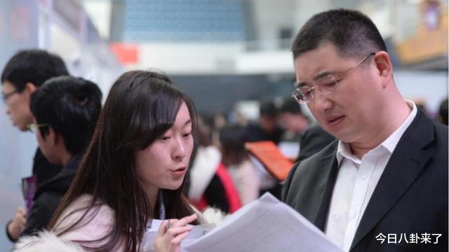 职业教育|某企业PUA大学生火了，扬言：800月薪够多，嫌少建议回家去啃老