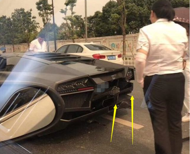 女司机低头看手机追尾前车,本以为不值钱,车主:我车值2500万