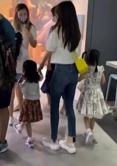 方媛|方媛带俩女儿看恐龙展，大小C宝全程好奇跟妈妈提问，普通话标准